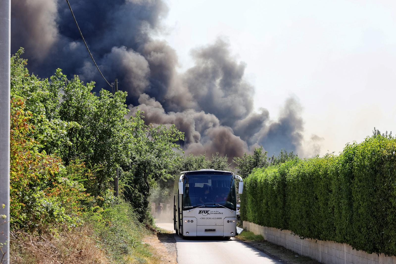 Veliki požar kod Smokovića zahvatio i parkirane automobile