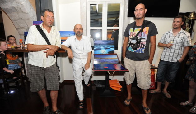 Zadar, 120712.
U caffe baru Atrij veceras se odrzala prezentacija i izlozba novog zadarskog suvenira, fotografija na platnu i postera s motivima zadra, autora Sase Cuke i Lea banica, fotografa portala eZadar.hr.
Na fotografiji: Leo Banic, Mladen Malik (vl