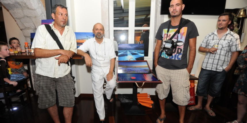 Zadar, 120712.
U caffe baru Atrij veceras se odrzala prezentacija i izlozba novog zadarskog suvenira, fotografija na platnu i postera s motivima zadra, autora Sase Cuke i Lea banica, fotografa portala eZadar.hr.
Na fotografiji: Leo Banic, Mladen Malik (vl Zadar, 120712.
U caffe baru Atrij veceras se odrzala prezentacija i izlozba novog zadarskog suvenira, fotografija na platnu i postera s motivima zadra, autora Sase Cuke i Lea banica, fotografa portala eZadar.hr.
Na fotografiji: Leo Banic, Mladen Malik (vl