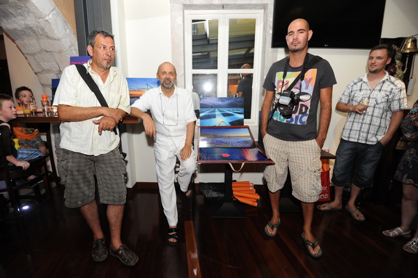 Zadar, 120712.
U caffe baru Atrij veceras se odrzala prezentacija i izlozba novog zadarskog suvenira, fotografija na platnu i postera s motivima zadra, autora Sase Cuke i Lea banica, fotografa portala eZadar.hr.
Na fotografiji: Leo Banic, Mladen Malik (vl Zadar, 120712.
U caffe baru Atrij veceras se odrzala prezentacija i izlozba novog zadarskog suvenira, fotografija na platnu i postera s motivima zadra, autora Sase Cuke i Lea banica, fotografa portala eZadar.hr.
Na fotografiji: Leo Banic, Mladen Malik (vl