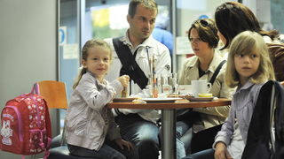 Zagreb, 250912.
Zracna luka Zagreb.
Jutros je iz zagrebacke zracne luke s roditeljima otputovala djevojcica Stephanie Milda (5), koja boluje od teske malformacije mozga.
Za operaciju u Chicagu humanitarnim akcijama i dobrovoljnim prilozima prikupljeno je