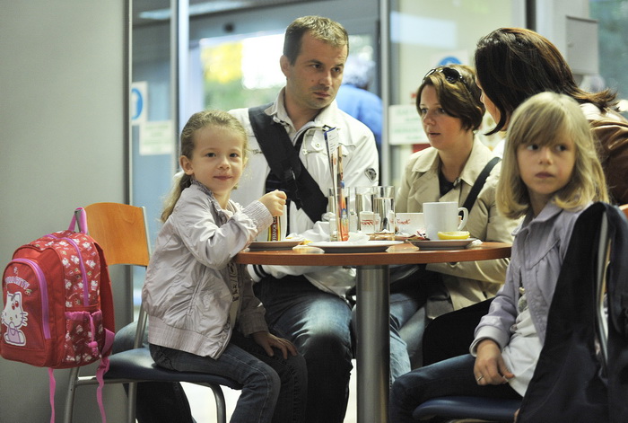 Zagreb, 250912.
Zracna luka Zagreb.
Jutros je iz zagrebacke zracne luke s roditeljima otputovala djevojcica Stephanie Milda (5), koja boluje od teske malformacije mozga.
Za operaciju u Chicagu humanitarnim akcijama i dobrovoljnim prilozima prikupljeno je