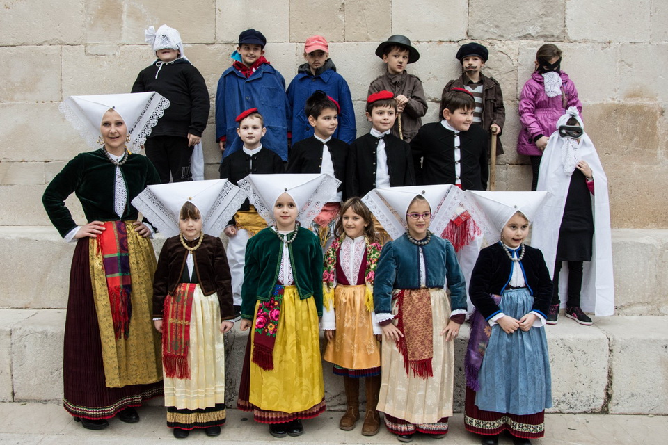 Paški zimski karneval 2017.- Maškarane skupine u karnevalskoj povorci Paški zimski karneval 2017.- Maškarane skupine u karnevalskoj povorci