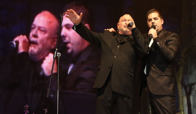 Zadar, 121110.
Dvorana Kresimira Cosica.Festival zabavne glazbe Zadar 2010. Prva vecer.
Na fotografiji : nastup Bepo Matesic i David Ricov.
Foto : Vladimir Ivanov / Cropix