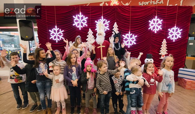 Sveti Nikola posjetio Supernova centar i razveselio mališane