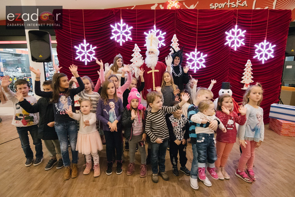 Sveti Nikola posjetio Supernova centar i razveselio mališane