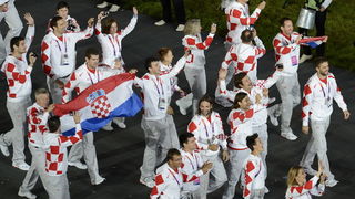 London, 270712.
Olimpijski stadion.
Svecano otvaranje Olimpijskih Igra u Londonu.
Na fotografiji: hrvatski sportasi u defileu, rukometni golman Venio Losert nosi zastavu.
Foto: Drago Sopta / CROPIX