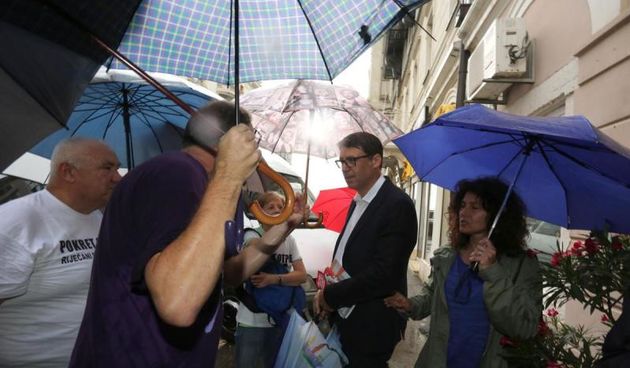 Rijeka – Clanovi Narodne koalicije predvodjene SDP-om i Zoranom Milanovicem prosetali su gradom, te su se druzili s gradjanima. Zeljka Jovanovica fizicki je napao Mico Antolovic. Photo: Goran Kovacic/PIXSELL