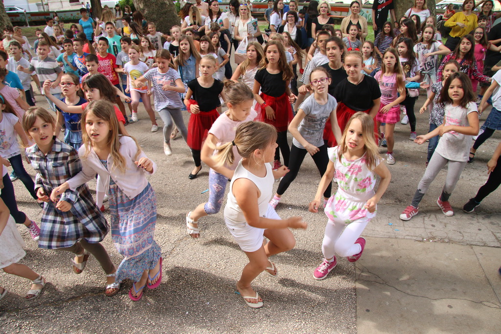 Posljednji dan nastave u OŠ Petra Preradovića u ritmu zumbe Posljednji dan nastave u OŠ Petra Preradovića u ritmu zumbe