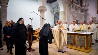 Nadbiskup Puljić predvodio svečano misno slavlje u crkvi. sv. Marije u sklopu obilježavanja 950. obljetnice spomena samostana. Foto: Iva Perinčić