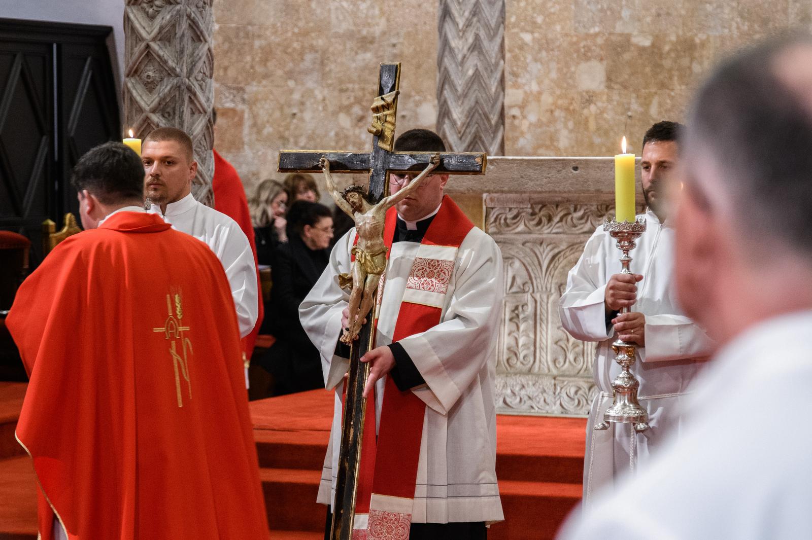 Nadbiskup Zgrablić predvodio Službu Muke Gospodnje u katedrali sv. Stošije Nadbiskup Zgrablić predvodio Službu Muke Gospodnje u katedrali sv. Stošije