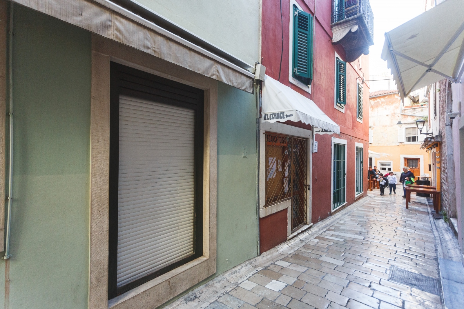 Zatvorene butige i poluprazan zadarski Poluotok Zatvorene butige i poluprazan zadarski Poluotok