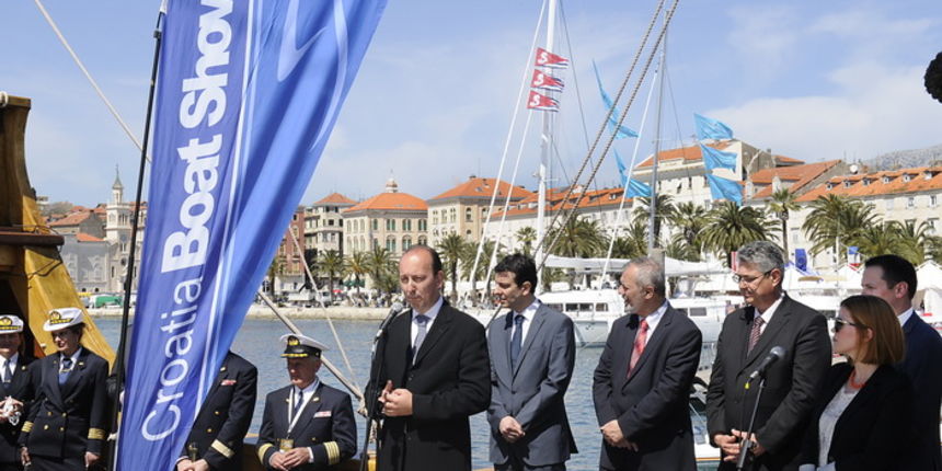 Split, 170413.
U Splitskoj luci otvoren 15. Croatia Boat Show u vrlo skromnom izdanju. Najvecu atrakciju bobudio je jet sky jet koji leti iznad povrsine mora. Sajam je otvorio Ivo Basic izaslanik ministra turizma.
Na slici: Ministar Ivo Basic, Bosko Erceg