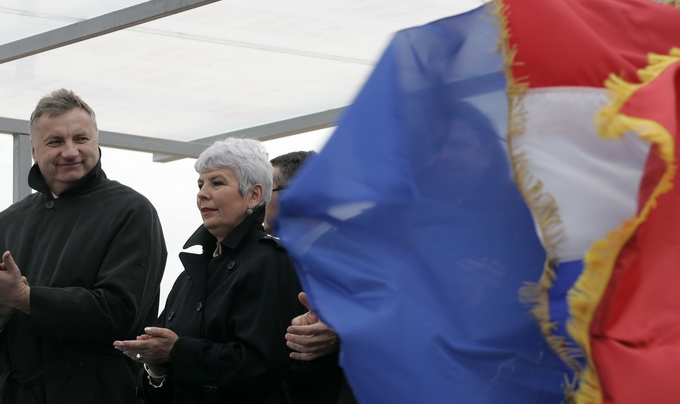 Knin, 150311.
Premijerka Jadranka Kosor otvorila je radove na prosirenju pogona tvornice Div u Kninu.
Jadranka Kosor i ministar Djuro Popijac
Foto : Jakov Prkic / Cropix Knin, 150311.
Premijerka Jadranka Kosor otvorila je radove na prosirenju pogona tvornice Div u Kninu.
Jadranka Kosor i ministar Djuro Popijac
Foto : Jakov Prkic / Cropix