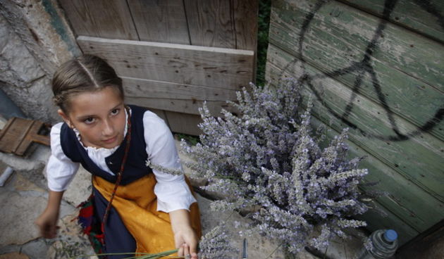 Pakostane, 050709Etno udruga ‘DAN’, TZO Pakostane i Opcina Pakostane organizirali su etno manifestaciju ‘Materine uzance’. Na manifestaciji je prikazano kako su zivjele pakoske majke u proslosti. Obnovila su se sjecanja na frizure koje su krasile pak
