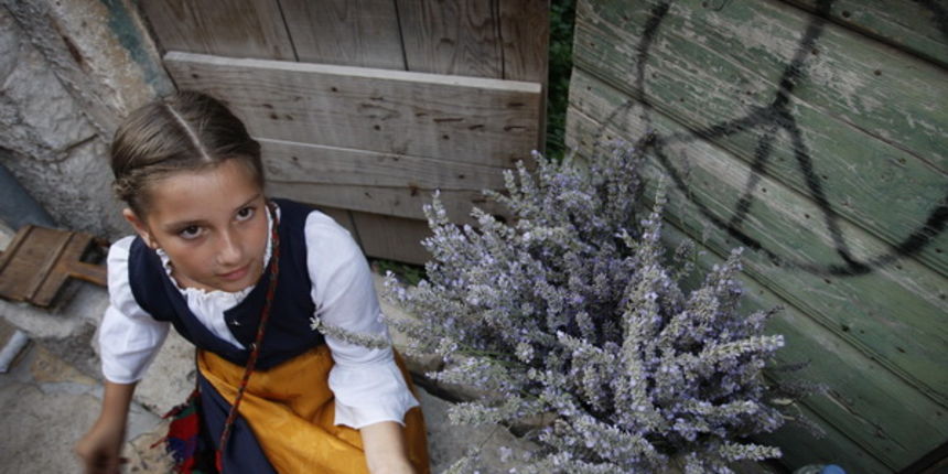 Pakostane, 050709Etno udruga ‘DAN’, TZO Pakostane i Opcina Pakostane organizirali su etno manifestaciju ‘Materine uzance’. Na manifestaciji je prikazano kako su zivjele pakoske majke u proslosti. Obnovila su se sjecanja na frizure koje su krasile pak Pakostane, 050709Etno udruga ‘DAN’, TZO Pakostane i Opcina Pakostane organizirali su etno manifestaciju ‘Materine uzance’. Na manifestaciji je prikazano kako su zivjele pakoske majke u proslosti. Obnovila su se sjecanja na frizure koje su krasile pak