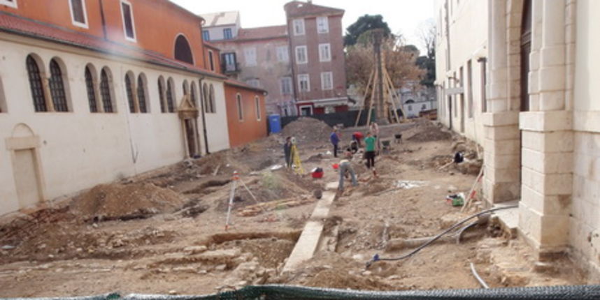 Zadar, 21032011. Na ogradi gradilista gdje se uredjuje Trg Petra Zoranica kod crkve sv.Sime  postavljeni su plakati s tekstom – Svako stablo spomenik kulture -.Na pocetku radova s trga su izvadjeno je nekoliko palmi a s tim cinom  nisu bili sretni svi Zad