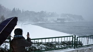 Split, 030212
Nakon nekoliko godina, danima najavljivan snijeg pao je i na Splitskom podrucju. Iako je bio najavljen, Splicani nisu bili spremni na bijeli pokrivac, te im je on uz snaznu buru otezavao svakodnevni zivot. Teperatura je bila oko -3. Najvjero Split, 030212
Nakon nekoliko godina, danima najavljivan snijeg pao je i na Splitskom podrucju. Iako je bio najavljen, Splicani nisu bili spremni na bijeli pokrivac, te im je on uz snaznu buru otezavao svakodnevni zivot. Teperatura je bila oko -3. Najvjero
