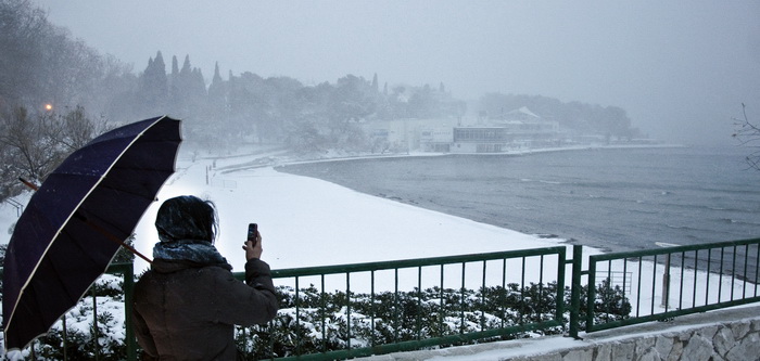 Split, 030212
Nakon nekoliko godina, danima najavljivan snijeg pao je i na Splitskom podrucju. Iako je bio najavljen, Splicani nisu bili spremni na bijeli pokrivac, te im je on uz snaznu buru otezavao svakodnevni zivot. Teperatura je bila oko -3. Najvjero Split, 030212
Nakon nekoliko godina, danima najavljivan snijeg pao je i na Splitskom podrucju. Iako je bio najavljen, Splicani nisu bili spremni na bijeli pokrivac, te im je on uz snaznu buru otezavao svakodnevni zivot. Teperatura je bila oko -3. Najvjero