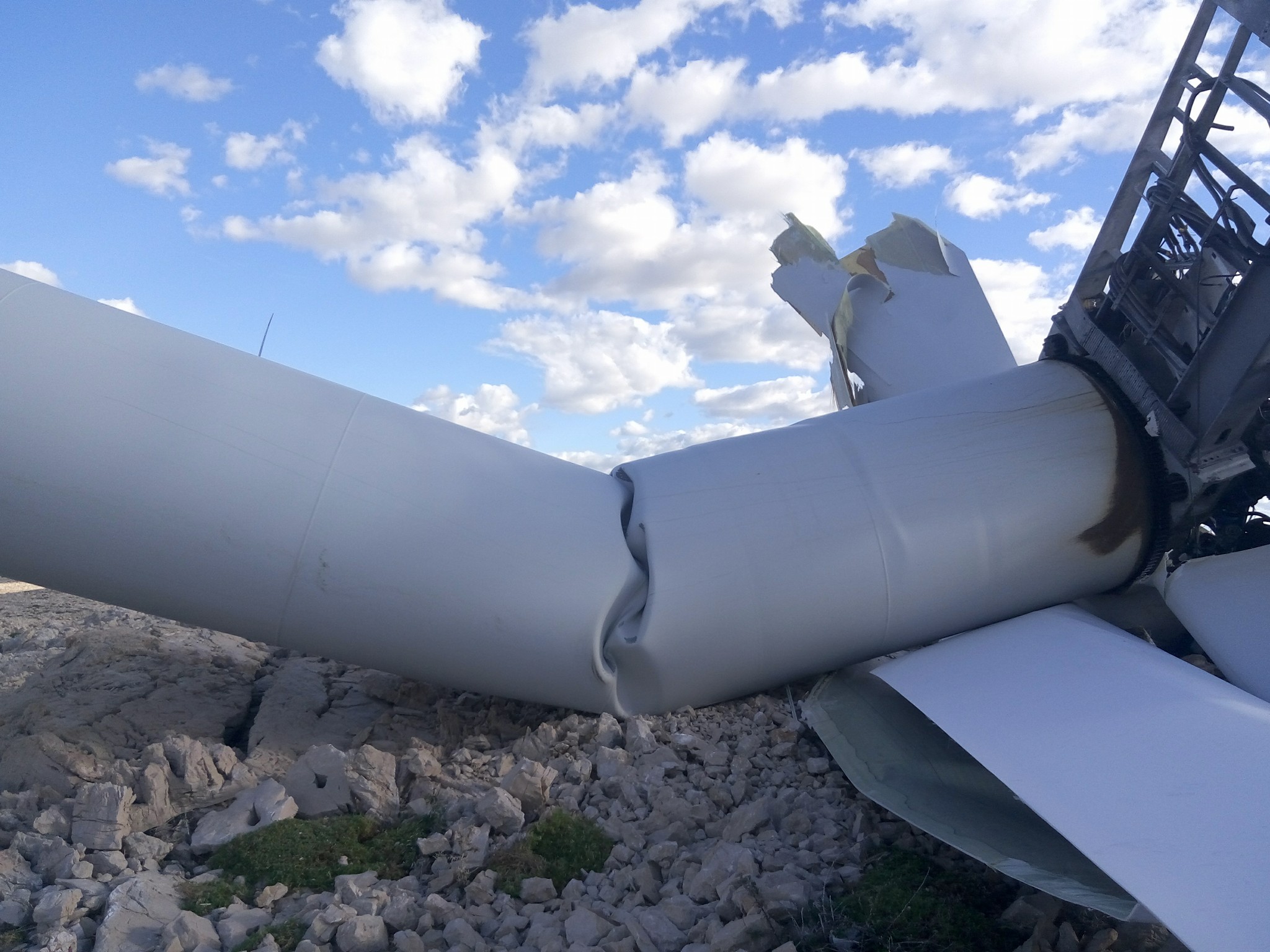 Olujna bura srušila vjetro elektranu na Pagu Olujna bura srušila vjetro elektranu na Pagu