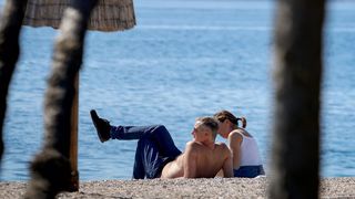 Prvi kupači na zadarskoj plaži Kolovare