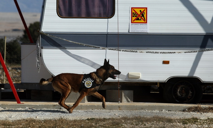 Vir, 190213.
Otok Vir. 
Kao sto je i najavljeno, pocelo je rusenje ilegalnih objekata. Polazisna tocka bagera je otok Vir na kojem je oko 8.000 bespravno izgradjenih objekata. Nesto prije 9 sati prvi je bager stigao na taj otok. Policija asistira na podru