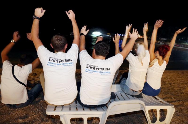 Stipe Petrina započeo je kampanju svjetlosnim spektaklom u Primoštenu