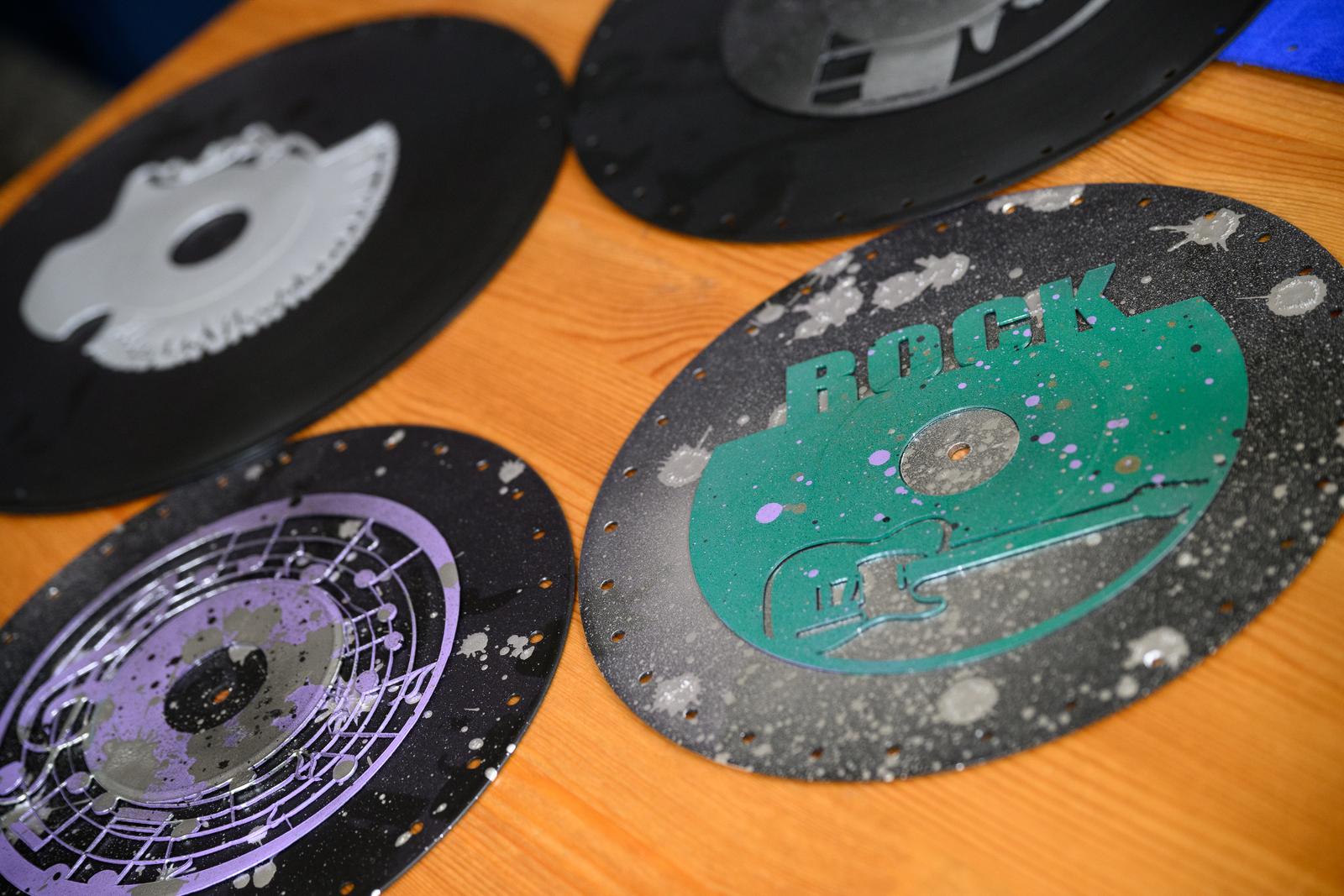 Miljana Jovičić proizvodi torbice od starih gramofonskih ploča