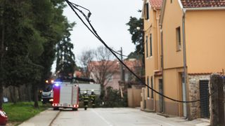 Olujno jugo oborilo stablo i električni stup