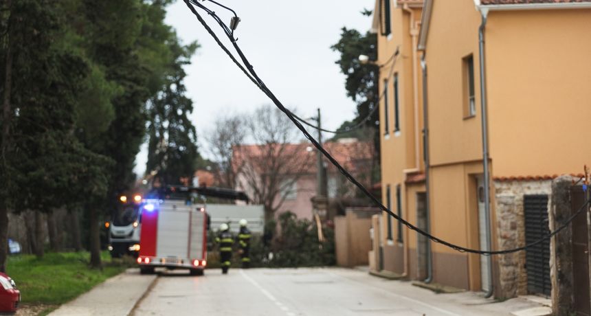 Olujno jugo oborilo stablo i električni stup