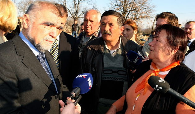 Zadar, 180309.
Predsjednik Stipe Mesic u sklopu posjeta Zadarskoj zupaniji posjetio je i povratnicku obitelj Alavanja, Simu i Jovanku u Zatonu Obrovackom.
Foto: Vladimir Ivanov / CROPIX