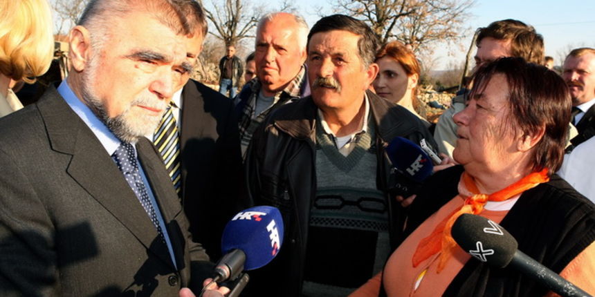 Zadar, 180309.
Predsjednik Stipe Mesic u sklopu posjeta Zadarskoj zupaniji posjetio je i povratnicku obitelj Alavanja, Simu i Jovanku u Zatonu Obrovackom.
Foto: Vladimir Ivanov / CROPIX Zadar, 180309.
Predsjednik Stipe Mesic u sklopu posjeta Zadarskoj zupaniji posjetio je i povratnicku obitelj Alavanja, Simu i Jovanku u Zatonu Obrovackom.
Foto: Vladimir Ivanov / CROPIX