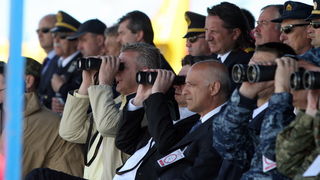 Zadar, 130513.
Predsjednik Vlade RH Zoran Milanovic prisustvovao je programu pokazne vatrogasne vjezbe Ljeto 2013 u Zracnoj luci Zadar. U pokaznoj vatrogasnoj vjezbi sudjelovale su protupozarne snage Drzavne uprave za zastitu i spasavanje, Namjenski orga Zadar, 130513.
Predsjednik Vlade RH Zoran Milanovic prisustvovao je programu pokazne vatrogasne vjezbe Ljeto 2013 u Zracnoj luci Zadar. U pokaznoj vatrogasnoj vjezbi sudjelovale su protupozarne snage Drzavne uprave za zastitu i spasavanje, Namjenski orga