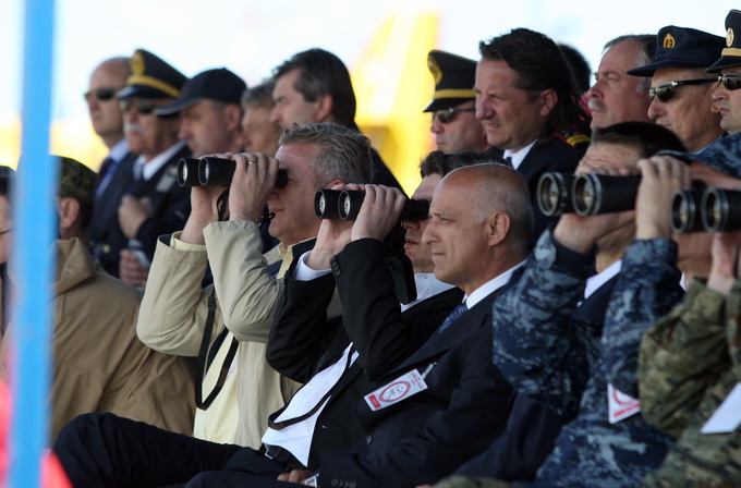 Zadar, 130513.
Predsjednik Vlade RH Zoran Milanovic prisustvovao je programu pokazne vatrogasne vjezbe Ljeto 2013 u Zracnoj luci Zadar. U pokaznoj vatrogasnoj vjezbi sudjelovale su protupozarne snage Drzavne uprave za zastitu i spasavanje, Namjenski orga Zadar, 130513.
Predsjednik Vlade RH Zoran Milanovic prisustvovao je programu pokazne vatrogasne vjezbe Ljeto 2013 u Zracnoj luci Zadar. U pokaznoj vatrogasnoj vjezbi sudjelovale su protupozarne snage Drzavne uprave za zastitu i spasavanje, Namjenski orga
