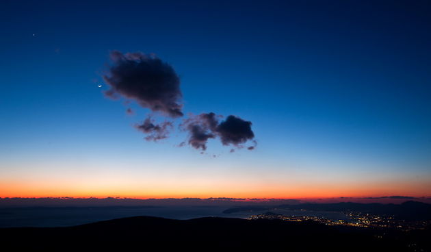 Zvjezdarnica Mosor, 250112.
Danas je u okolici Splita prevladavalo vjetrovito i prohladno vrijeme sa jakim udarima Bure koja je prouzrokovala probleme u podvelebitskom kanalu. 
Na slici pogled sa Zvjezdarnice na Mosoru  Lijevo se vidi Planet Venera i Mlad