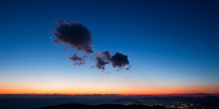 Zvjezdarnica Mosor, 250112.
Danas je u okolici Splita prevladavalo vjetrovito i prohladno vrijeme sa jakim udarima Bure koja je prouzrokovala probleme u podvelebitskom kanalu.
Na slici pogled sa Zvjezdarnice na Mosoru Lijevo se vidi Planet Venera i Mlad Zvjezdarnica Mosor, 250112.
Danas je u okolici Splita prevladavalo vjetrovito i prohladno vrijeme sa jakim udarima Bure koja je prouzrokovala probleme u podvelebitskom kanalu.
Na slici pogled sa Zvjezdarnice na Mosoru Lijevo se vidi Planet Venera i Mlad