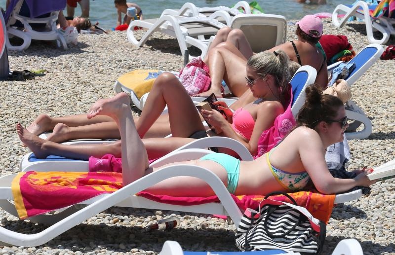 Uživanje u ljetu na vodičkim plažama. Photo: Duško Jaramaz/PIXSELL Uživanje u ljetu na vodičkim plažama. Photo: Duško Jaramaz/PIXSELL