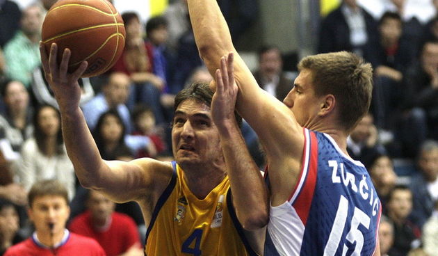 Zagreb, 311010. KC Drazen Petrovic. Kosarkaska utakmica NBL lige 5.kolo, KK Zagreb – KK Cibona. Na slici: Damir Mulaomerovic 4, Tomislav Zubcic 15. Foto: Nenad Dugi / Cropix