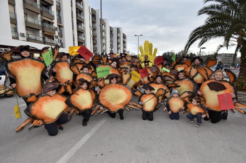 Karnevalska povorka okupila se na parkiralistu kod ‘Ljepotice’ a potom je krenula prema sredisnjem gradskom Trgu. Photo: Dino Stanin/PIXSELL