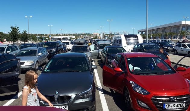 Trajektna luka u Gaženici pod opsadom turista