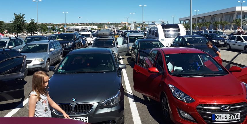 Trajektna luka u Gaženici pod opsadom turista Trajektna luka u Gaženici pod opsadom turista