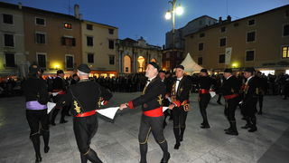Zadar, 251012.
Zadar je veceras u sklopu obiljezavanja 10. obljetnice Sveucilista u Zadru posjetila Bokeljska mornarica. Prosli su Kalelargom i zaustavili se na Narodnom trgu gdje su ih docekali rektor zadarskog sveucilista Ante Uglesic i gradonacelnik Zv Zadar, 251012.
Zadar je veceras u sklopu obiljezavanja 10. obljetnice Sveucilista u Zadru posjetila Bokeljska mornarica. Prosli su Kalelargom i zaustavili se na Narodnom trgu gdje su ih docekali rektor zadarskog sveucilista Ante Uglesic i gradonacelnik Zv