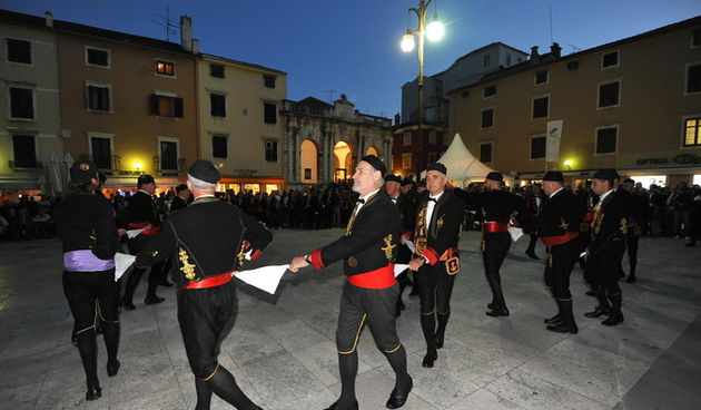 Zadar, 251012.
Zadar je veceras u sklopu obiljezavanja 10. obljetnice Sveucilista u Zadru posjetila Bokeljska mornarica. Prosli su Kalelargom i zaustavili se na Narodnom trgu gdje su ih docekali rektor zadarskog sveucilista Ante Uglesic i gradonacelnik Zv