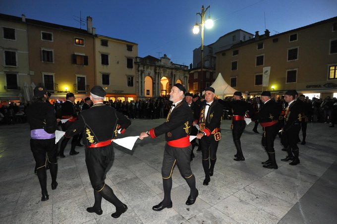 Zadar, 251012.
Zadar je veceras u sklopu obiljezavanja 10. obljetnice Sveucilista u Zadru posjetila Bokeljska mornarica. Prosli su Kalelargom i zaustavili se na Narodnom trgu gdje su ih docekali rektor zadarskog sveucilista Ante Uglesic i gradonacelnik Zv Zadar, 251012.
Zadar je veceras u sklopu obiljezavanja 10. obljetnice Sveucilista u Zadru posjetila Bokeljska mornarica. Prosli su Kalelargom i zaustavili se na Narodnom trgu gdje su ih docekali rektor zadarskog sveucilista Ante Uglesic i gradonacelnik Zv