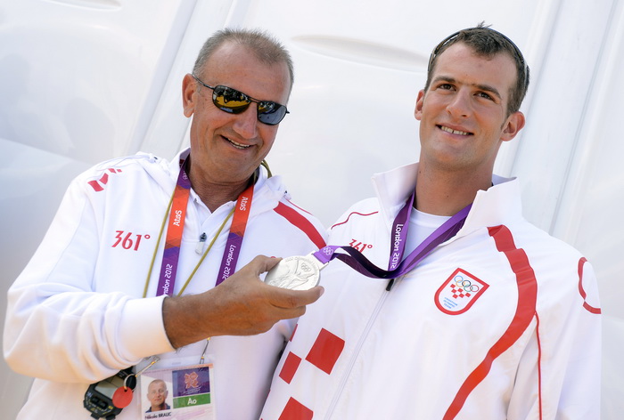 London, 030812.
Jezero Eton Dorney.
Hrvatski veslacki cetverac na parice David Sain, Damir Martin i braca Martin i Valent Sinkovic u finalnoj utrci osvojili srebrnu medalju na Olimpijskim Igrama u Londonu.
Na fotografiji: Nikola Bralic trener veslaca drz London, 030812.
Jezero Eton Dorney.
Hrvatski veslacki cetverac na parice David Sain, Damir Martin i braca Martin i Valent Sinkovic u finalnoj utrci osvojili srebrnu medalju na Olimpijskim Igrama u Londonu.
Na fotografiji: Nikola Bralic trener veslaca drz