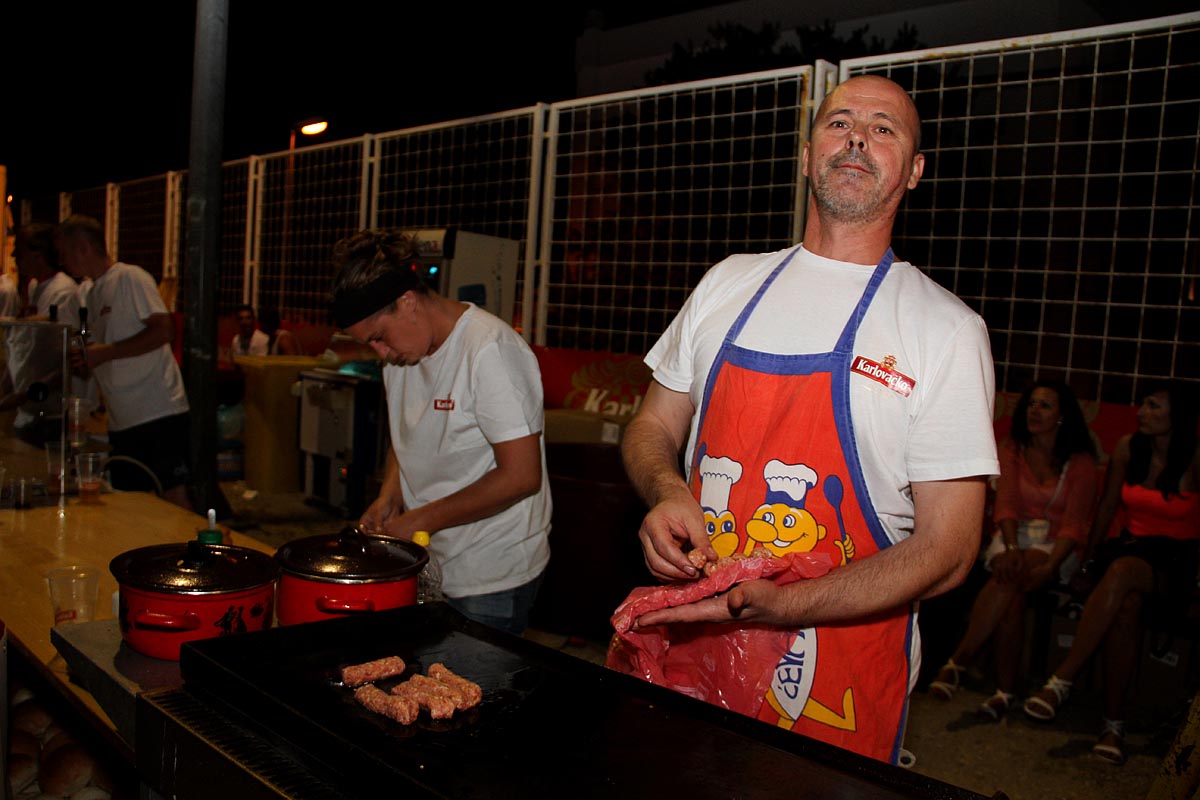 Na Stanovima se Kraljica mira slavi već preko 20 godina, a sinoćnjim misnim slavljem, procesijom i kasnije koncertom na školskom igralištu Stanarci su proslavili još jednu feštu. Koncert su održali grupa Dalmatico i Ivica Sikirić Ićo, foto: I. Perinčić Na Stanovima se Kraljica mira slavi već preko 20 godina, a sinoćnjim misnim slavljem, procesijom i kasnije koncertom na školskom igralištu Stanarci su proslavili još jednu feštu. Koncert su održali grupa Dalmatico i Ivica Sikirić Ićo, foto: I. Perinčić