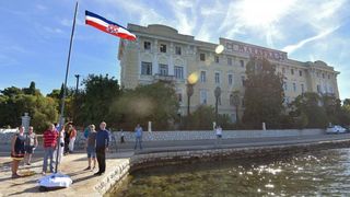 Zadar: Akcija mladih podigla hrvatsku zastavu u znak prosvjeda protiv uzurpacije mora i obale
