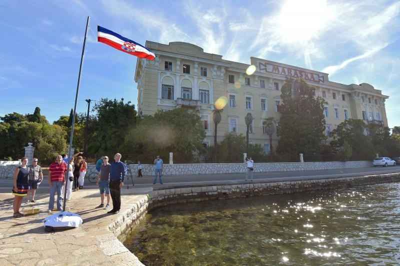 Zadar: Akcija mladih podigla hrvatsku zastavu u znak prosvjeda protiv uzurpacije mora i obale