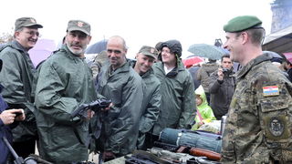 Dubrovnik, 061211.
Proslava dana Branitelja nastavljena je na Srdju uz misu za poginule branitelje nakon svecanog mimohoda i postrojavanja branitelja na Stradunu.
Na slici branitelji Dubrovnika uz komentar ” da je nama ovo bilo imat ’91”.
Foto: Tonci Plaz Dubrovnik, 061211.
Proslava dana Branitelja nastavljena je na Srdju uz misu za poginule branitelje nakon svecanog mimohoda i postrojavanja branitelja na Stradunu.
Na slici branitelji Dubrovnika uz komentar ” da je nama ovo bilo imat ’91”.
Foto: Tonci Plaz