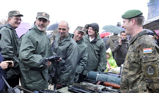 Dubrovnik, 061211.
Proslava dana Branitelja nastavljena je na Srdju uz misu za poginule branitelje nakon svecanog mimohoda i postrojavanja branitelja na Stradunu.
Na slici branitelji Dubrovnika uz komentar ” da je nama ovo bilo imat ’91”.
Foto: Tonci Plaz